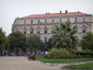 Nîmes - Grünanlage voller Blumen und Stadtgebäude