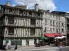 Niort - Façades de maisons, dont une à pans de bois, et terrasse de café de la vieille ville