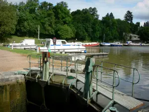 Nivernais canal - Lock on the Nivernais canal and port of Châtillon-en-Bazois with its moored boats