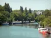 Nogent-sur-Marne - Hausboote auf der Marne, gesäumt von Bäumen