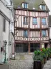 Nogent-le-Roi - Casa de madera con marco, las farolas y las flores en maceta