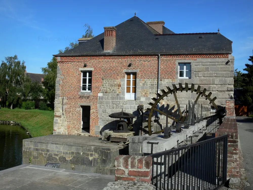 Guide du Nord - Maroilles - Moulin de l'abbaye (moulin à eau) et rivière Helpe Mineure, dans le Parc Naturel Régional de l'Avesnois
