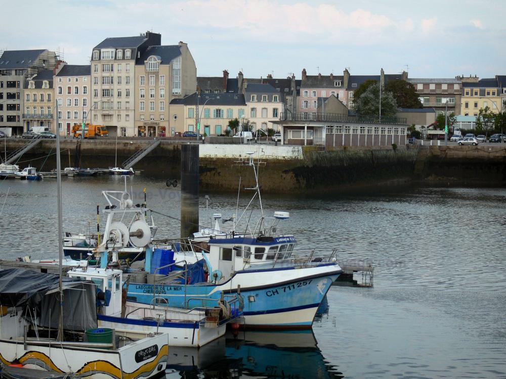 Guide de la Normandie - Cherbourg-Octeville - Bateaux du port, maisons et bâtiments de la ville