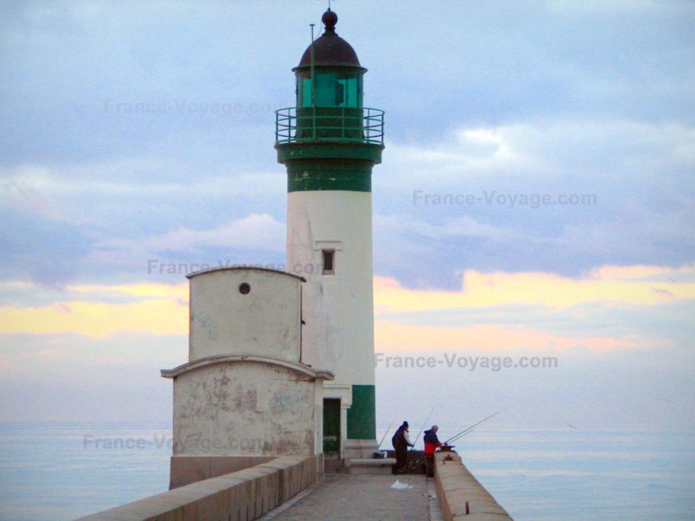 Guide de la Normandie - Paysages de Normandie - Digue avec des pêcheurs et phare du Tréport, mer (la Manche) et ciel rose avec des nuages