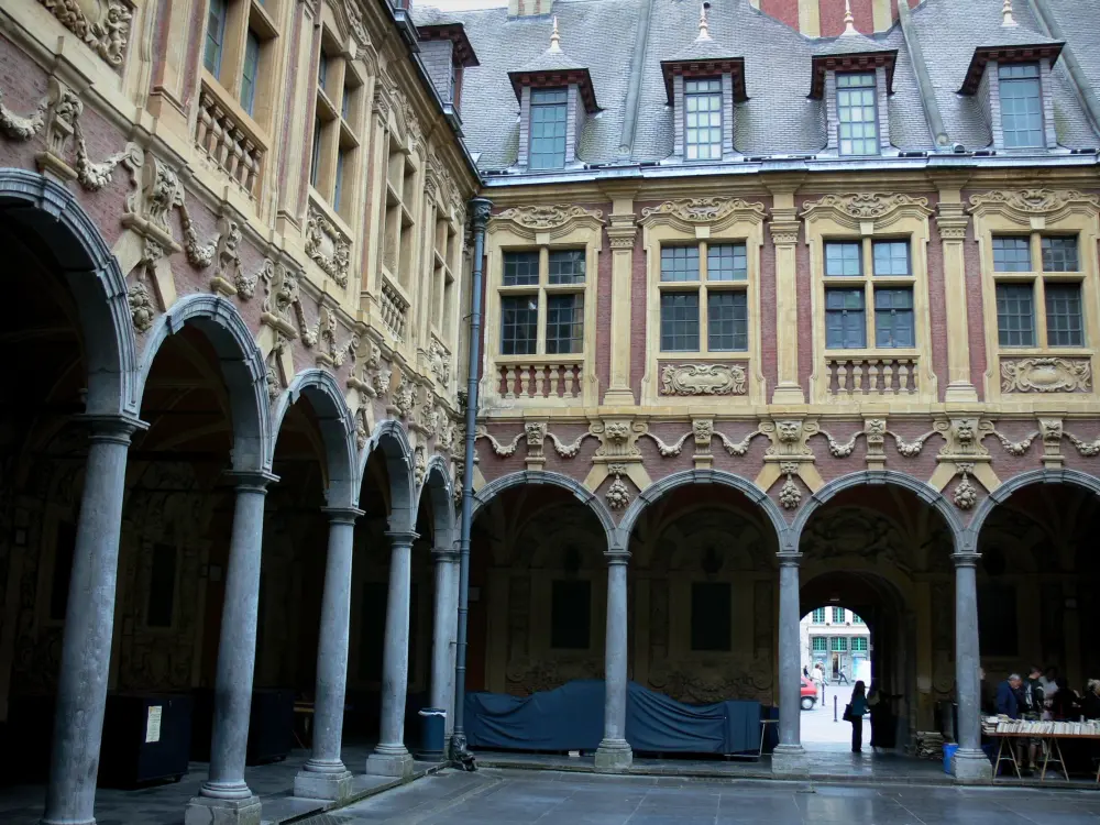Guia do Norte - Lille - Antiga Bolsa de Valores: casas (arquitetura flamenga) e claustro (pátio interior)
