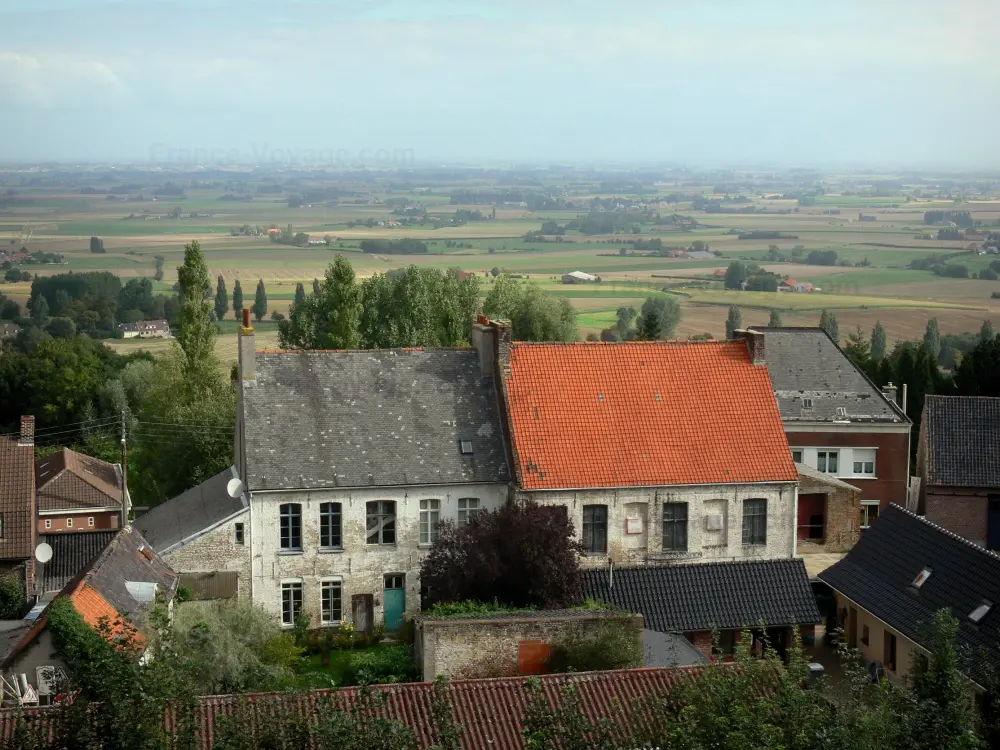 Guia do Norte - Paisagens do norte - Do Mont Cassel, vista sobre os telhados das casas da cidade de Cassel, as árvores e a planície de Flandres