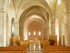 Notre-Dame d'Aiguebelle Abbey - Inside the abbey church: choir, altar and wooden stalls
