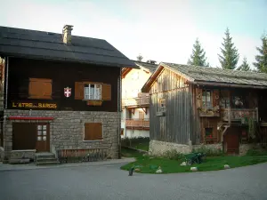 Notre-Dame-de-Bellecombe - Chalet aus Holz und Häuser des Wintersportortes (Tal Arly)