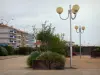 Notre-Dame-de-Monts - Seaside resort: lampposts, shrubs and buildings
