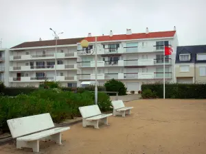 Notre-Dame-de-Monts - Estância balnear: bancos, arbustos e edifícios