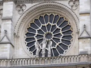 Notre-Dame de Paris cathedral - Large rose of the western facade and statue of the Virgin and Child between two angels (Virgin gallery)