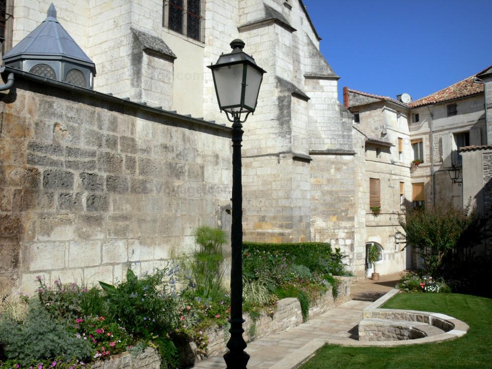 Guide de Nouvelle-Aquitaine - Angoulême - Église Saint-André et jardin (lampadaire, fleurs, allée et pelouse), et maisons de la ville haute