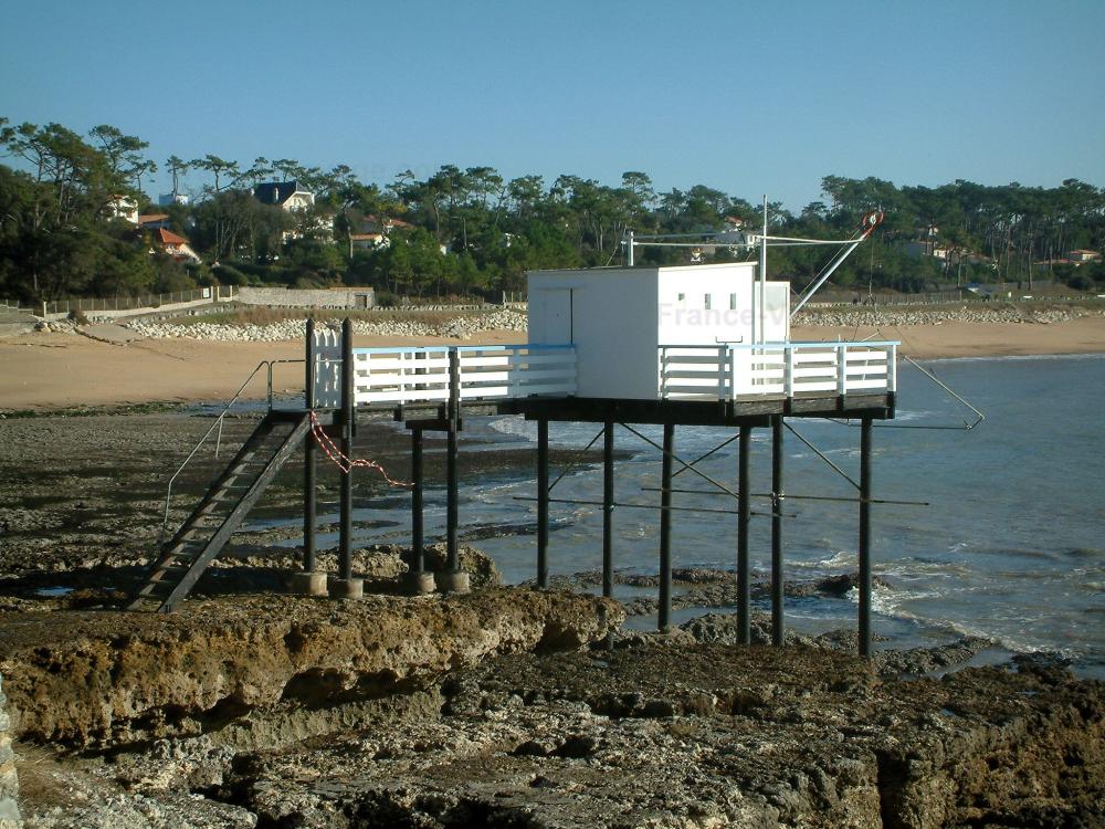 Guide de Nouvelle-Aquitaine - Paysages du littoral de Charente-Maritime - Rochers, cabane de pêcheur sur pilotis, mer, plage de sable et maisons (villas) dans la forêt