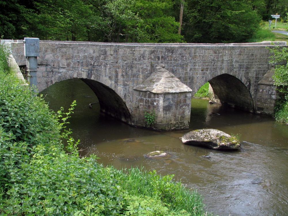 Guide de Nouvelle-Aquitaine - Paysages du Limousin - Pont enjambant une rivière