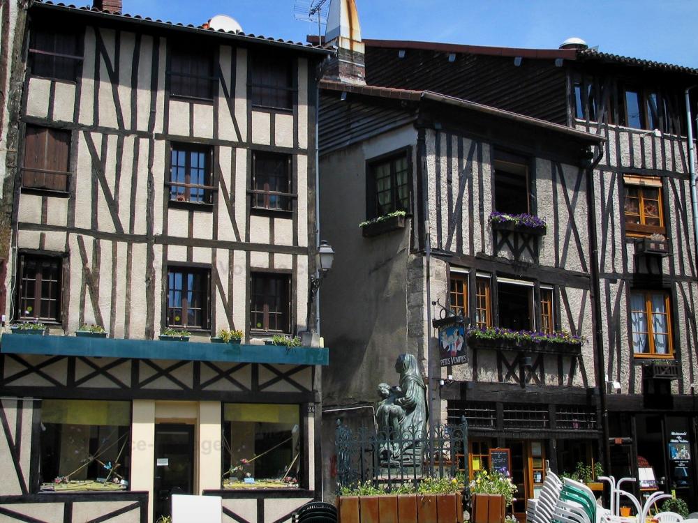 Guide de Nouvelle-Aquitaine - Limoges - Maisons anciennes à pans de bois de la rue de la Boucherie