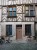 Noyers - Façade d'une maison ancienne à pans de bois