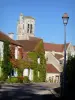 Noyers - Clocher de l'église Notre-Dame et maisons du village médiéval