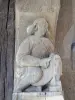 Noyers - Houten sculptuur siert de gevel van de Guildhall
