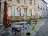 Noyers - Terrasse de café et maisons de la cité médiévale