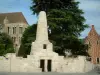 Noyon - Totendenkmal, Baum, Sträucher und Kathedrale Notre-Dame