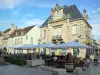 Nuits-Saint-Georges - Terraço do café e casas no centro da cidade