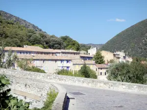 Nyons - Ponte românica com vista para as casas e colinas circundantes