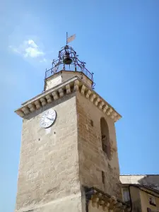 Nyons - Torre sineira da igreja de São Vicente, coberta com um campanário de ferro forjado