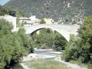Nyons - Ponte romana atravessando o rio Eygues