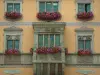 Obernai - Fachada colorida da Câmara Municipal com oriel e janelas decoradas com flores (gerânios)