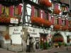 Obernai - Maison blanche à colombages ornée de fleurs (géraniums)