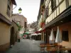 Obernai - Rue piétonne avec maisons fleuries et terrasses de cafés