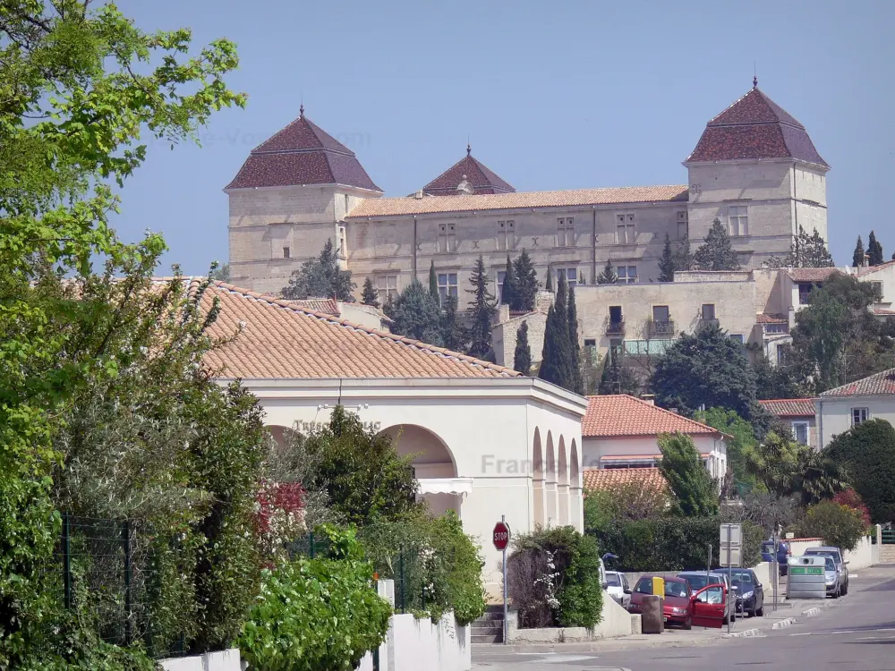 Guide d'Occitanie - Château de Castries - Château Renaissance surplombant les maisons de la ville