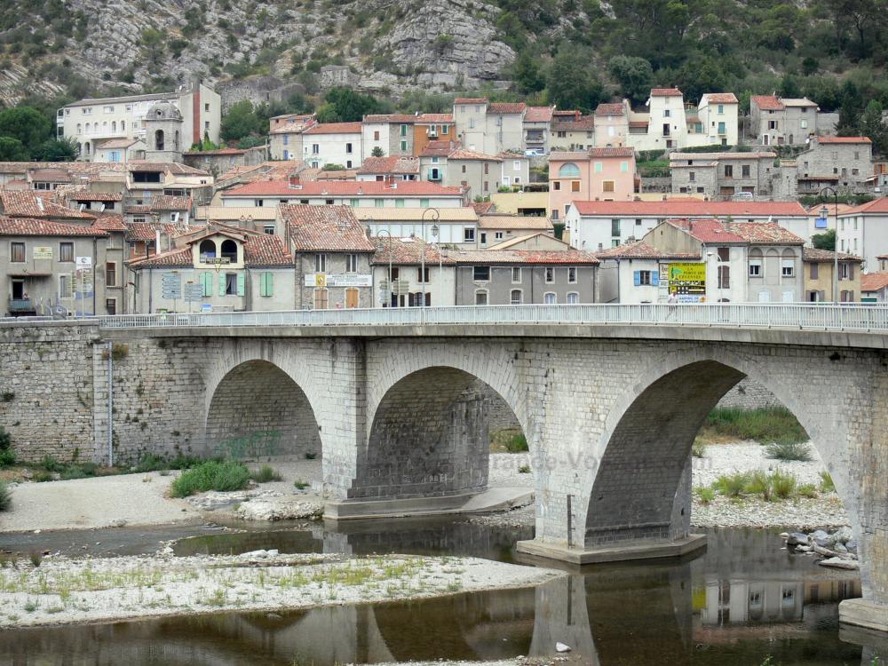 Guide d'Occitanie - Anduze - Pont enjambant la rivière Gardon et maisons de la ville ; dans les Cévennes