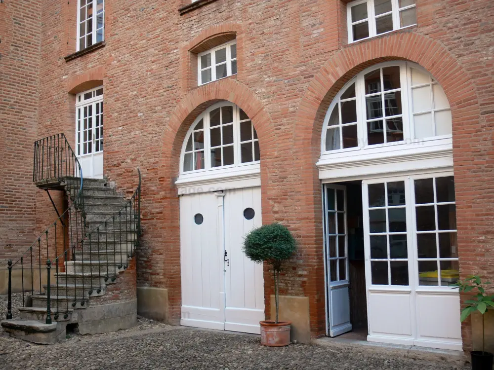 Guide d'Occitanie - Montauban - Façade de l'hôtel Lefranc de Pompignan
