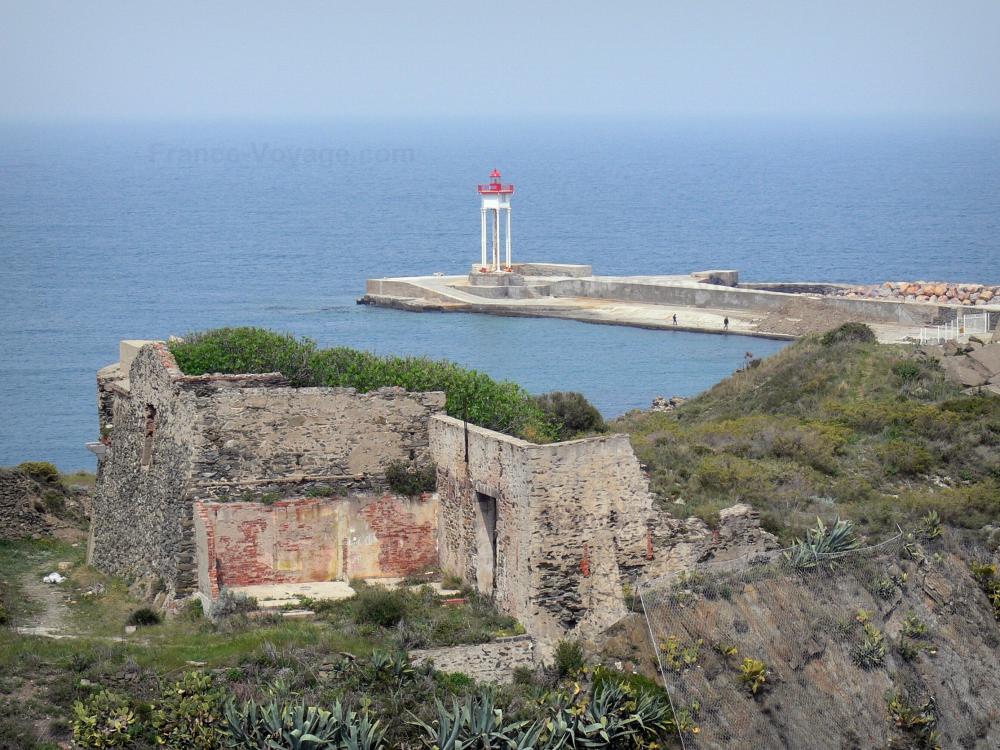 Guide d'Occitanie - Paysages des Pyrénées-Orientales - Côte Vermeille : vestiges de la redoute de Mailly en premier plan avec vue sur le phare de la jetée de Port-Vendres et la mer Méditerranée