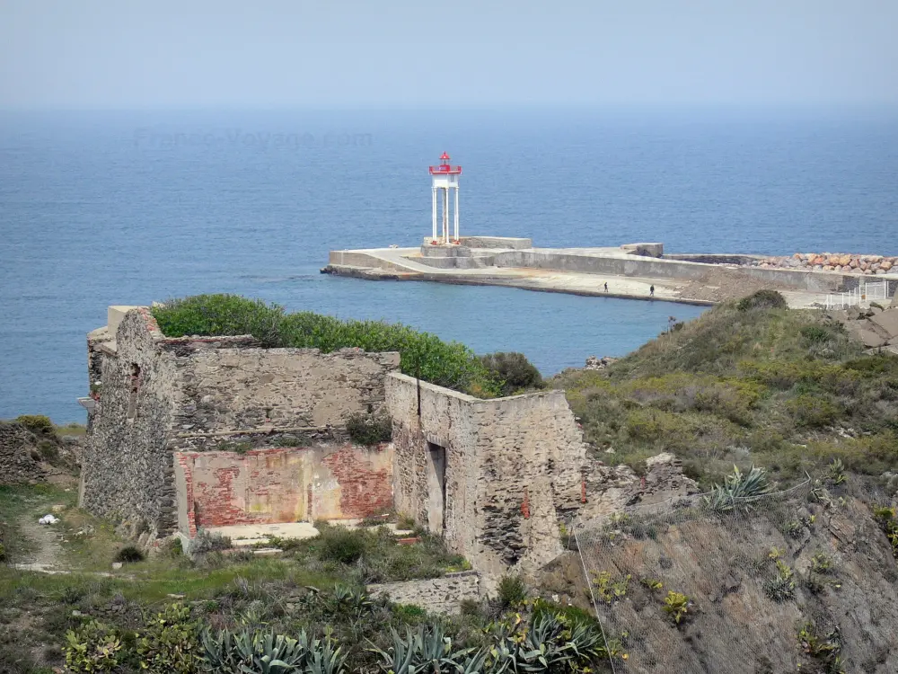 Guide d'Occitanie - Paysages des Pyrénées-Orientales - Côte Vermeille : vestiges de la redoute de Mailly en premier plan avec vue sur le phare de la jetée de Port-Vendres et la mer Méditerranée