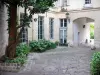 Odéon - Strolling through the Rohan couryard