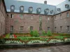 Odilienberg - Kloster: Garten des Kreuzgangs mit Blumengärten(Parterres), Blumen und Statue von Sainte-Odile