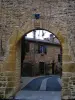 Oingt - Nizy puerta (entrada a la villa medieval), calle y casa de piedra, en la Tierra de Oro de Piedra (Beaujolais)