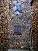 Oingt - Lampadaire et maisons en pierre du village médiéval, dans le Pays des Pierres Dorées (Pays Beaujolais)