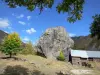 Oisans - Hamlet Le Perron e sua rocha na estrada pastoral da passagem de Sarenne