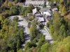 Oisans - Rota do Alpe d'Huez: estrada sinuosa, chalés e árvores