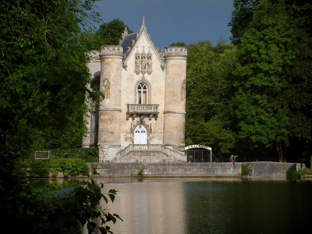 Guide de l'Oise - Étangs de Commelles - Château de la Reine Blanche, arbres et plan d'eau