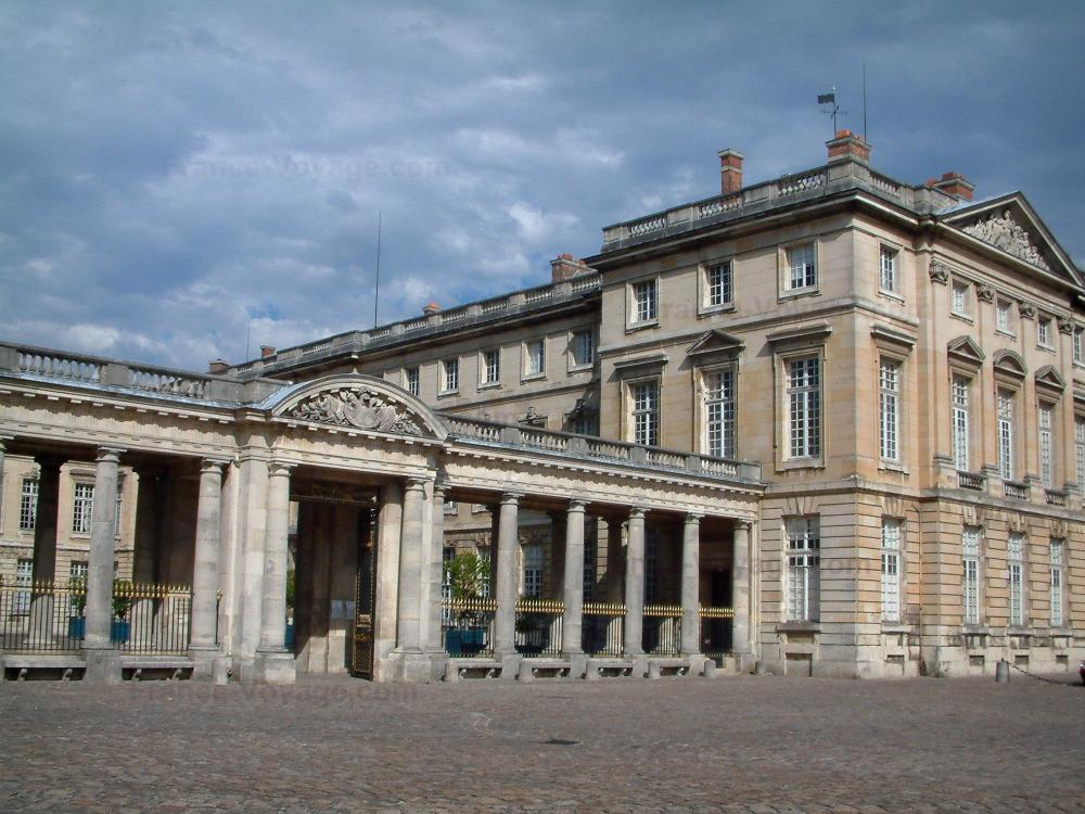 Guide de l'Oise - Compiègne - Colonnade du château avec un ciel nuageux