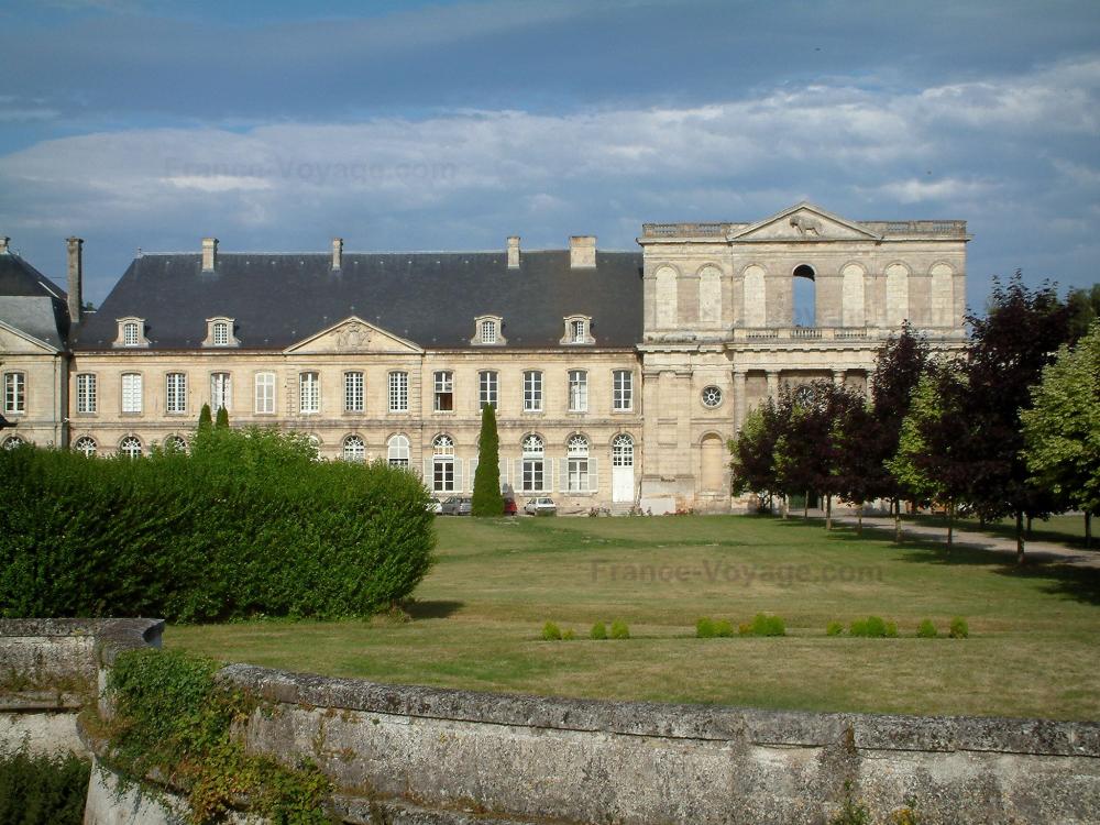 Guide de l'Oise - Abbaye d'Ourscamp - Pelouse, arbres et bâtiments de l'abbaye Notre-Dame d'Ourscamp