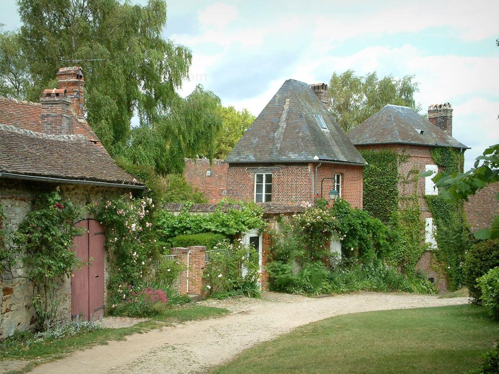 Guide de l'Oise - Gerberoy - Demeures en brique, arbres, plantes grimpantes, rosiers et chemin