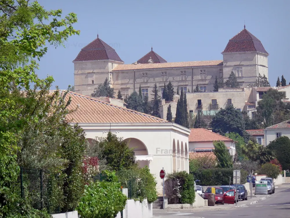 Reiseführer von der Okzitanien - Schloß von Castries - Renaissanceschloss überragend die Häuser der Stadt