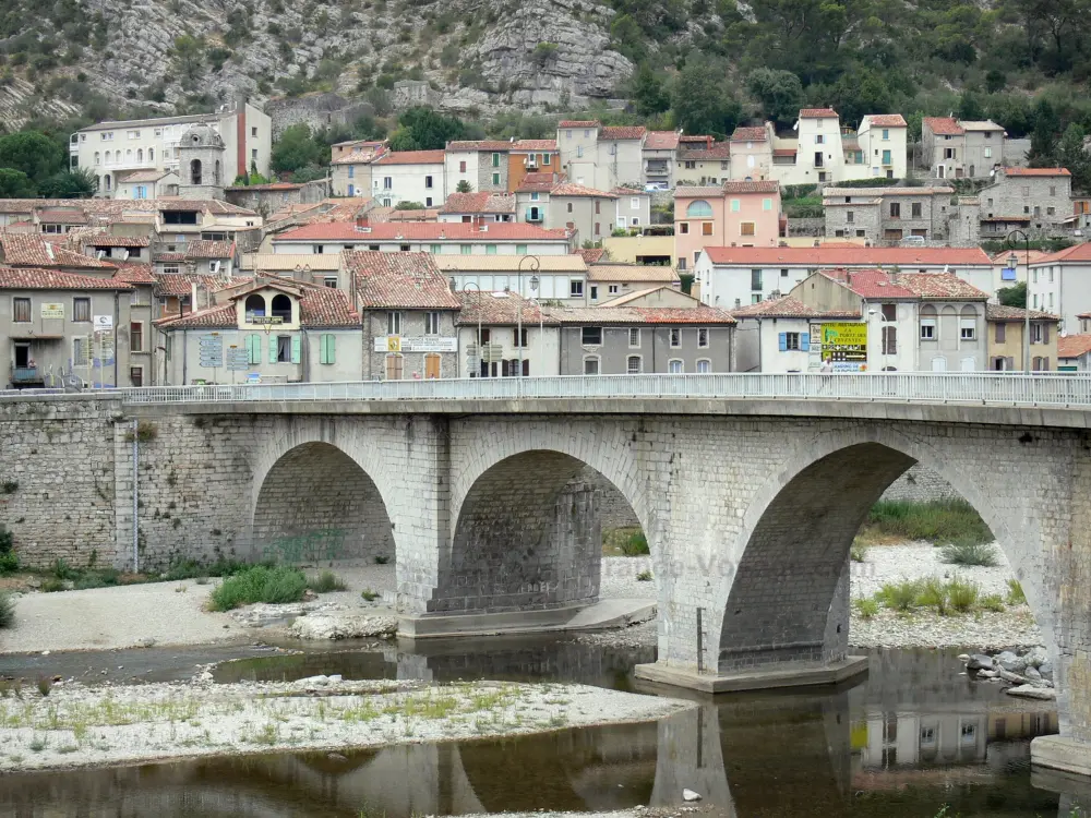 Reiseführer von der Okzitanien - Anduze - Brücke überspannend den Fluss Gardon und Häuser der Stadt; in den Cevennen