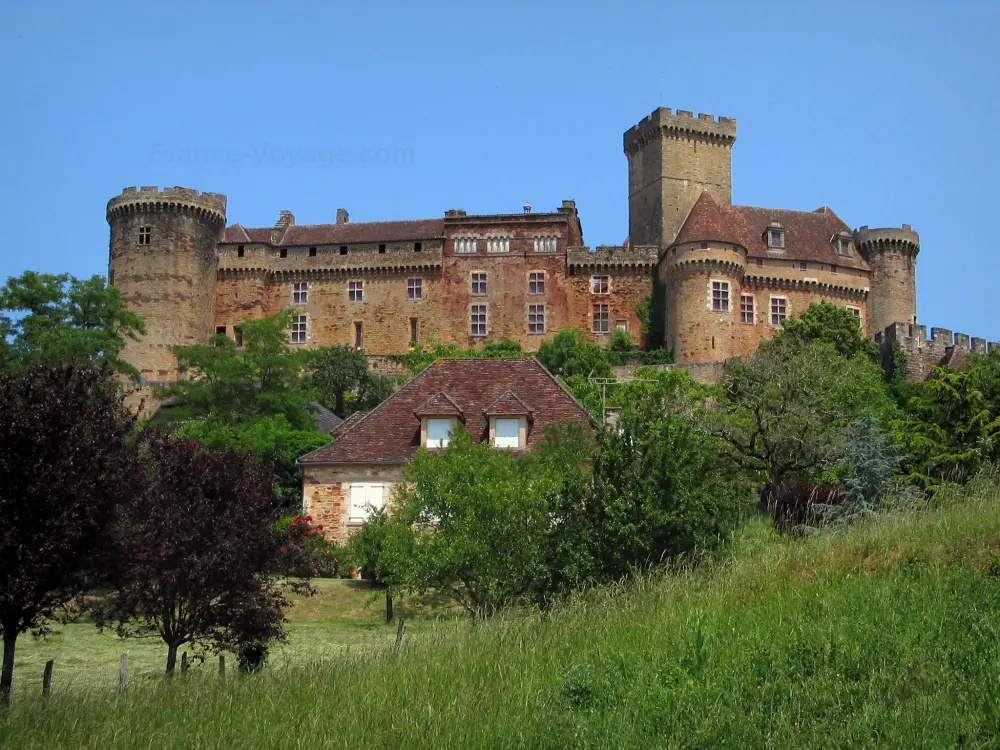 Reiseführer von der Okzitanien - Schloß Castelnau-Bretenoux - Burg, Haus, Bäume und Wiese, im Quercy