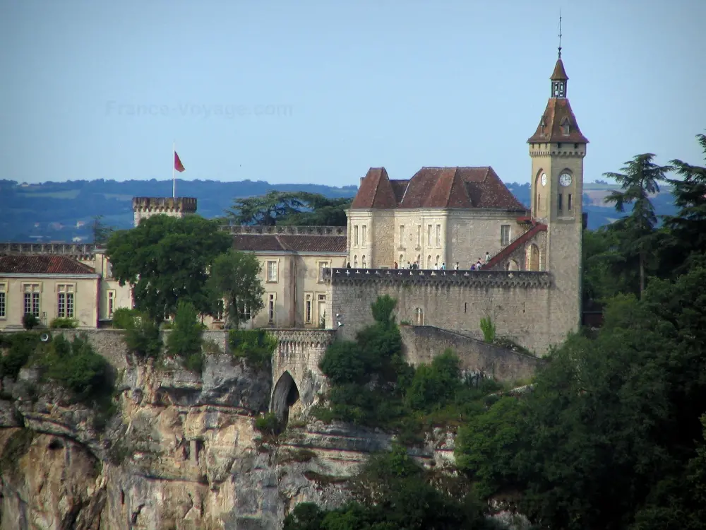 Reiseführer von der Okzitanien - Rocamadour - Schloß, hochgestellt auf den Felsen und Bäume, im Regionalen Naturpark der Causses du Quercy